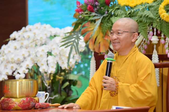 Thượng toạ Thích Nhật Từ chia sẻ pháp thoại đến chư Tăng và Phật tử chùa Hoằng Pháp