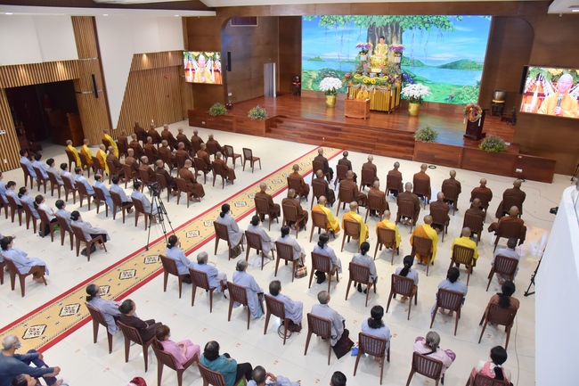 Thượng toạ Thích Nhật Từ chia sẻ pháp thoại đến chư Tăng và Phật tử chùa Hoằng Pháp