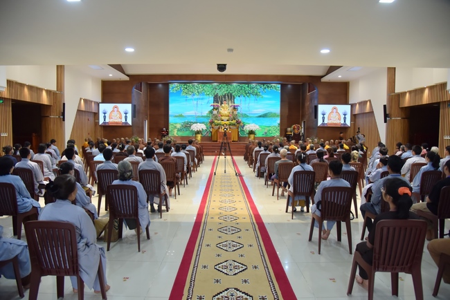 Thượng toạ Thích Nhật Từ chia sẻ pháp thoại đến chư Tăng và Phật tử chùa Hoằng Pháp