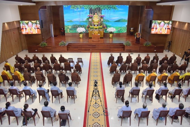 Thượng toạ Thích Nhật Từ chia sẻ pháp thoại đến chư Tăng và Phật tử chùa Hoằng Pháp