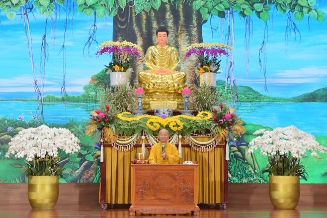 Thượng toạ Thích Nhật Từ chia sẻ pháp thoại đến chư Tăng và Phật tử chùa Hoằng Pháp