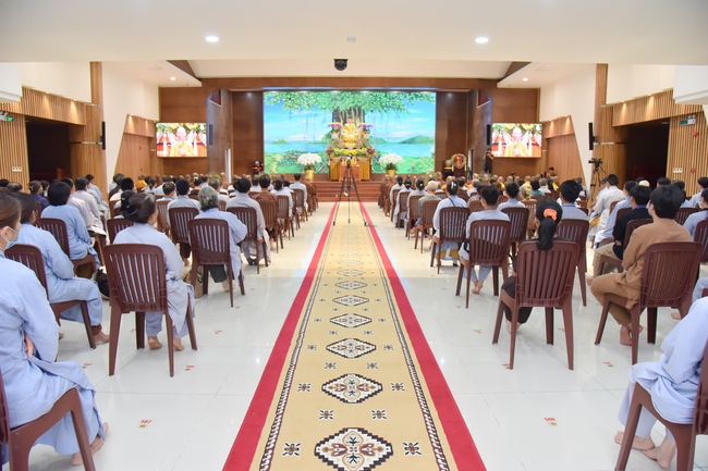 Thượng toạ Thích Nhật Từ chia sẻ pháp thoại đến chư Tăng và Phật tử chùa Hoằng Pháp