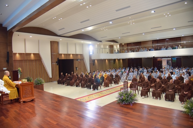 Thượng toạ Thích Nhật Từ chia sẻ pháp thoại đến chư Tăng và Phật tử chùa Hoằng Pháp