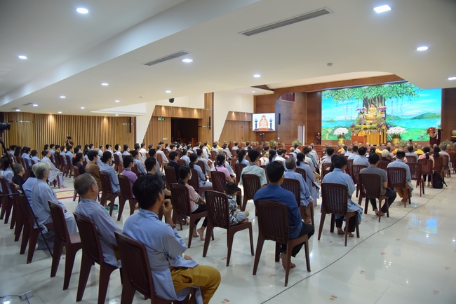 Thượng toạ Thích Nhật Từ chia sẻ pháp thoại đến chư Tăng và Phật tử chùa Hoằng Pháp