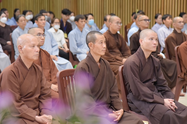 Thượng toạ Thích Nhật Từ chia sẻ pháp thoại đến chư Tăng và Phật tử chùa Hoằng Pháp