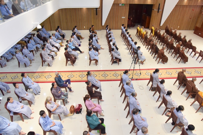 Thượng toạ Thích Nhật Từ chia sẻ pháp thoại đến chư Tăng và Phật tử chùa Hoằng Pháp