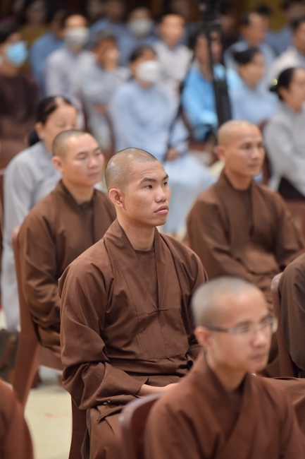 Thượng toạ Thích Nhật Từ chia sẻ pháp thoại đến chư Tăng và Phật tử chùa Hoằng Pháp