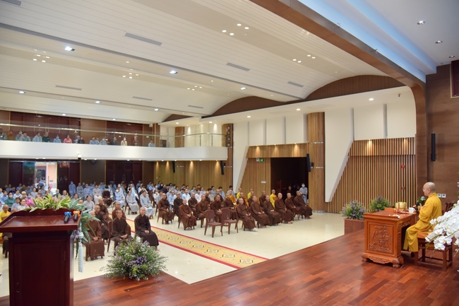 Thượng toạ Thích Nhật Từ chia sẻ pháp thoại đến chư Tăng và Phật tử chùa Hoằng Pháp