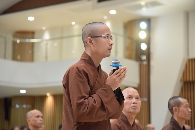 Thượng toạ Thích Nhật Từ chia sẻ pháp thoại đến chư Tăng và Phật tử chùa Hoằng Pháp