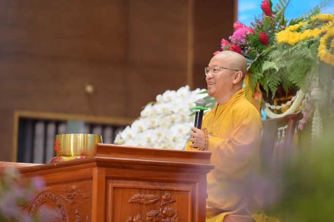 Thượng toạ Thích Nhật Từ chia sẻ pháp thoại đến chư Tăng và Phật tử chùa Hoằng Pháp