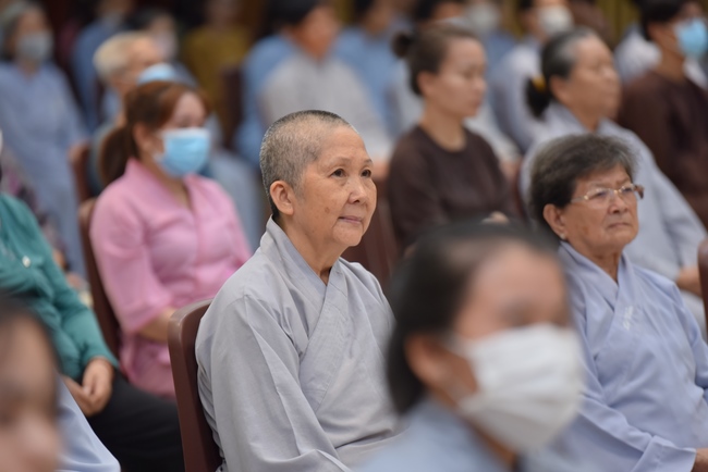 Thượng toạ Thích Nhật Từ chia sẻ pháp thoại đến chư Tăng và Phật tử chùa Hoằng Pháp