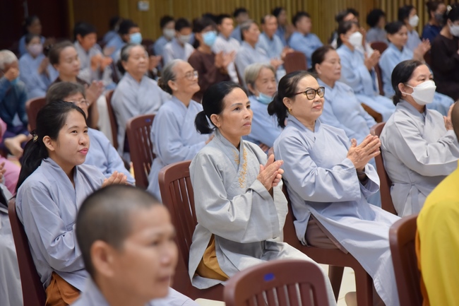 Thượng toạ Thích Nhật Từ chia sẻ pháp thoại đến chư Tăng và Phật tử chùa Hoằng Pháp