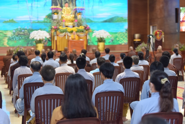 Thượng toạ Thích Nhật Từ chia sẻ pháp thoại đến chư Tăng và Phật tử chùa Hoằng Pháp