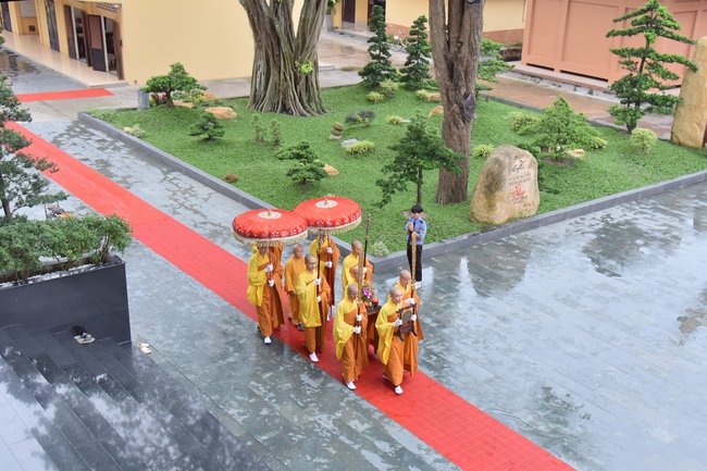 Thượng toạ Thích Nhật Từ chia sẻ pháp thoại đến chư Tăng và Phật tử chùa Hoằng Pháp