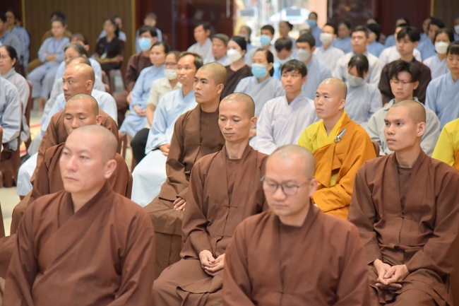 Thượng toạ Thích Nhật Từ chia sẻ pháp thoại đến chư Tăng và Phật tử chùa Hoằng Pháp