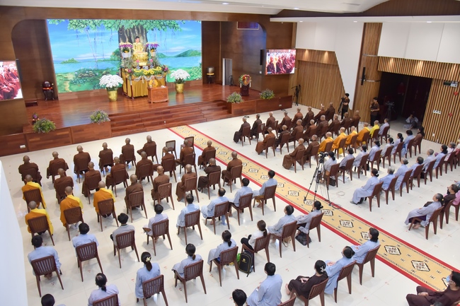 Thượng toạ Thích Nhật Từ chia sẻ pháp thoại đến chư Tăng và Phật tử chùa Hoằng Pháp