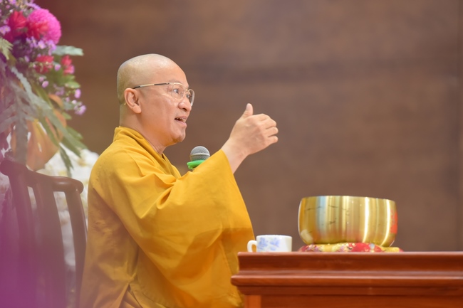 Thượng toạ Thích Nhật Từ chia sẻ pháp thoại đến chư Tăng và Phật tử chùa Hoằng Pháp