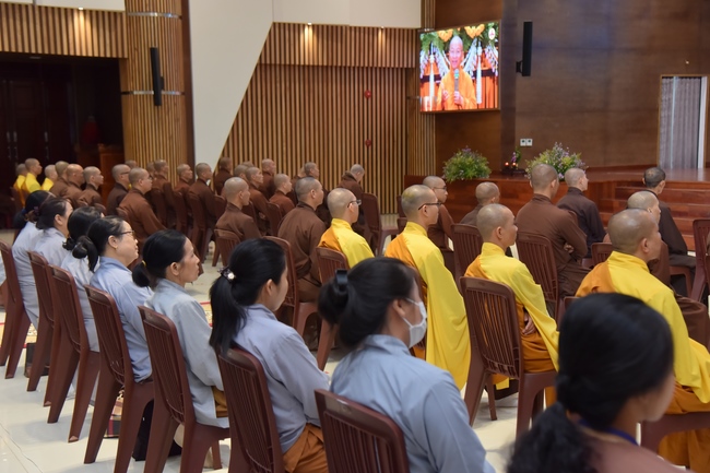 Thượng toạ Thích Nhật Từ chia sẻ pháp thoại đến chư Tăng và Phật tử chùa Hoằng Pháp