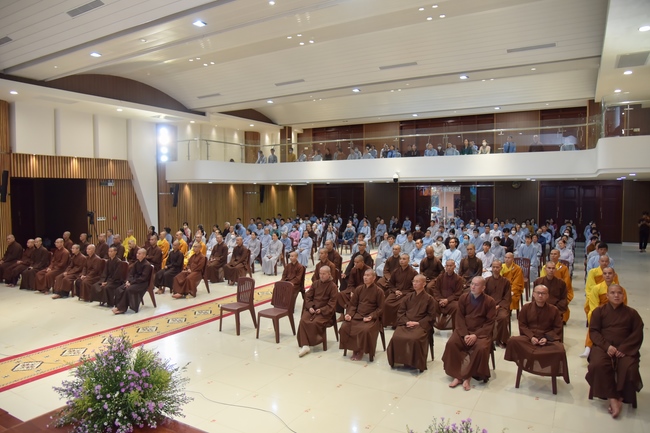 Thượng toạ Thích Nhật Từ chia sẻ pháp thoại đến chư Tăng và Phật tử chùa Hoằng Pháp