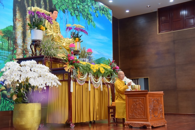 Thượng toạ Thích Nhật Từ chia sẻ pháp thoại đến chư Tăng và Phật tử chùa Hoằng Pháp