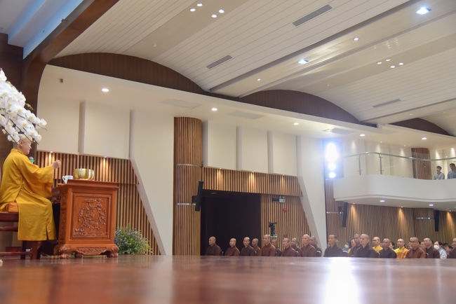 Thượng toạ Thích Nhật Từ chia sẻ pháp thoại đến chư Tăng và Phật tử chùa Hoằng Pháp