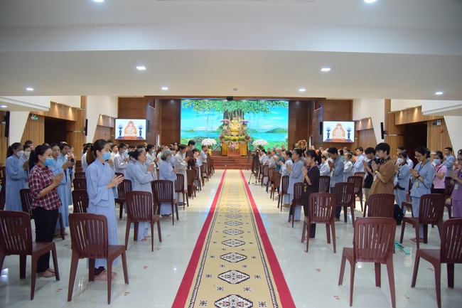 Thượng toạ Thích Nhật Từ chia sẻ pháp thoại đến chư Tăng và Phật tử chùa Hoằng Pháp