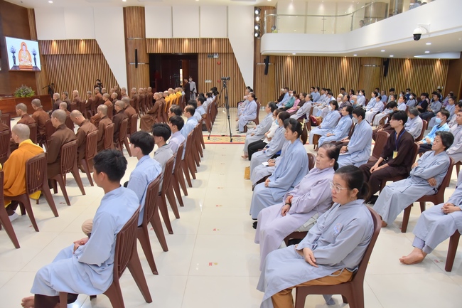 Thượng toạ Thích Nhật Từ chia sẻ pháp thoại đến chư Tăng và Phật tử chùa Hoằng Pháp