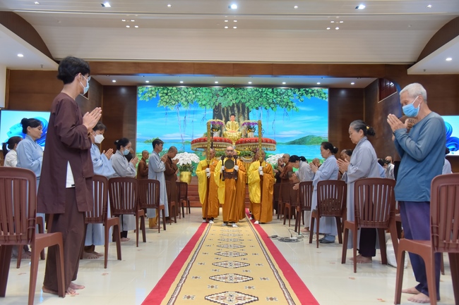 Thượng toạ Thích Nhật Từ chia sẻ pháp thoại đến chư Tăng và Phật tử chùa Hoằng Pháp