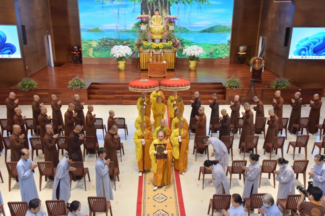 Thượng toạ Thích Nhật Từ chia sẻ pháp thoại đến chư Tăng và Phật tử chùa Hoằng Pháp