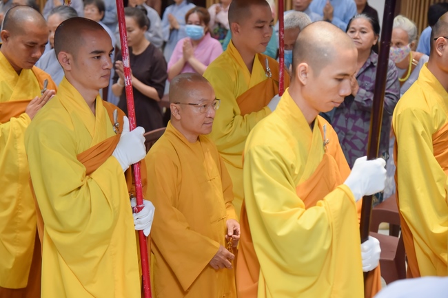 Thượng toạ Thích Nhật Từ chia sẻ pháp thoại đến chư Tăng và Phật tử chùa Hoằng Pháp