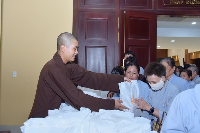 Thượng toạ Thích Nhật Từ chia sẻ pháp thoại đến chư Tăng và Phật tử chùa Hoằng Pháp