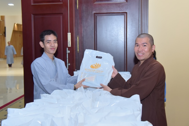 Thượng toạ Thích Nhật Từ chia sẻ pháp thoại đến chư Tăng và Phật tử chùa Hoằng Pháp