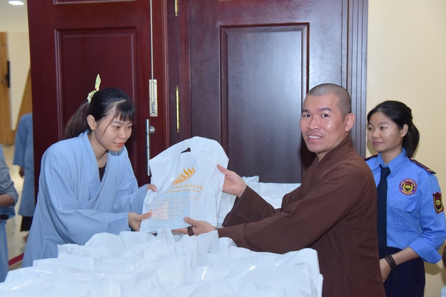 Thượng toạ Thích Nhật Từ chia sẻ pháp thoại đến chư Tăng và Phật tử chùa Hoằng Pháp