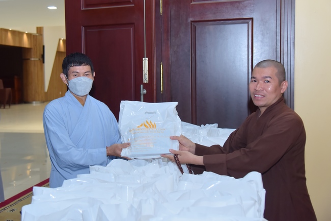 Thượng toạ Thích Nhật Từ chia sẻ pháp thoại đến chư Tăng và Phật tử chùa Hoằng Pháp