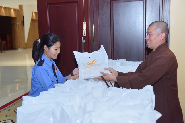 Thượng toạ Thích Nhật Từ chia sẻ pháp thoại đến chư Tăng và Phật tử chùa Hoằng Pháp