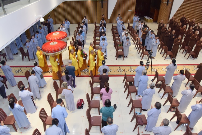 Thượng toạ Thích Nhật Từ chia sẻ pháp thoại đến chư Tăng và Phật tử chùa Hoằng Pháp