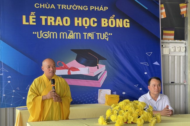 Awarding the 15th Wisdom Nurturing Scholarships in the North, Central and Southwest regions