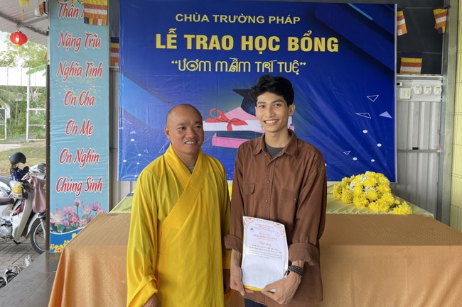 Awarding the 15th Wisdom Nurturing Scholarships in the North, Central and Southwest regions