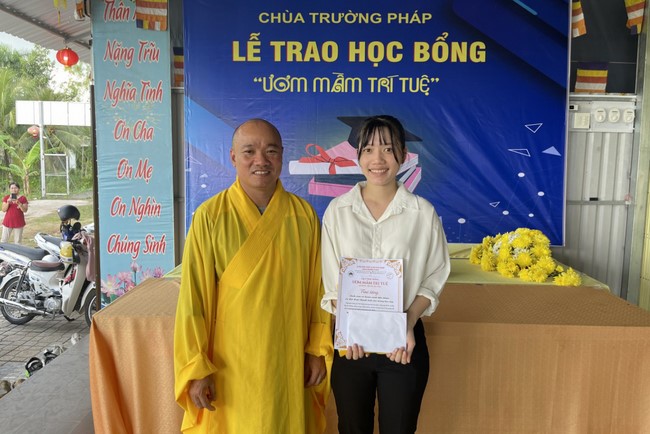 Awarding the 15th Wisdom Nurturing Scholarships in the North, Central and Southwest regions