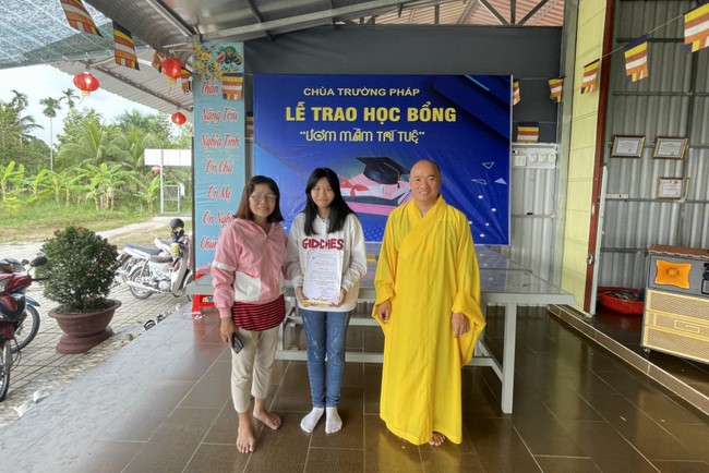 Awarding the 15th Wisdom Nurturing Scholarships in the North, Central and Southwest regions