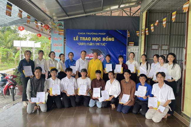 Awarding the 15th Wisdom Nurturing Scholarships in the North, Central and Southwest regions