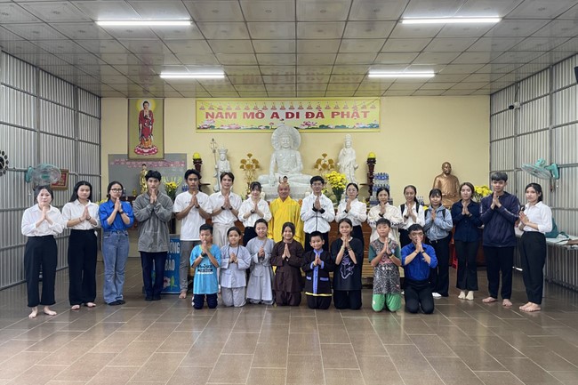 Awarding the 15th Wisdom Nurturing Scholarships in the North, Central and Southwest regions