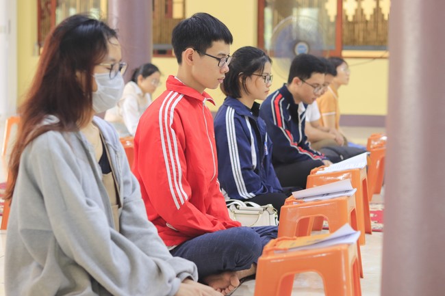 Awarding the 15th Wisdom Nurturing Scholarships in the North, Central and Southwest regions