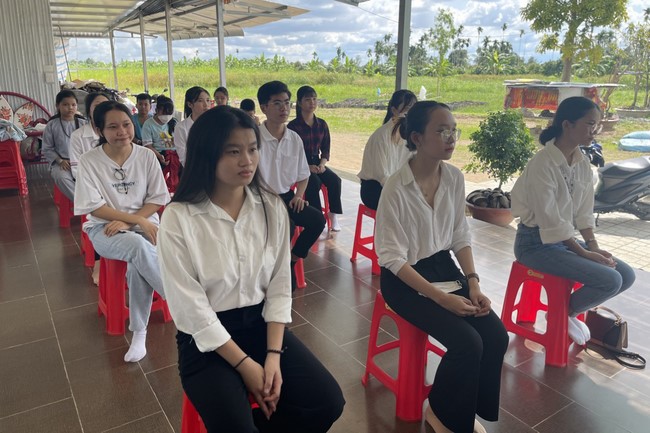 Awarding the 15th Wisdom Nurturing Scholarships in the North, Central and Southwest regions