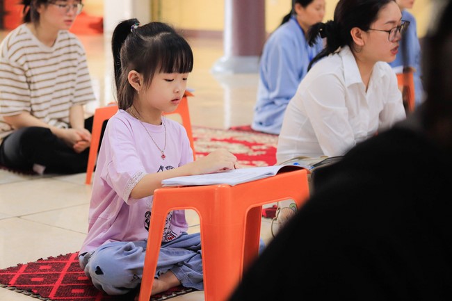 Awarding the 15th Wisdom Nurturing Scholarships in the North, Central and Southwest regions