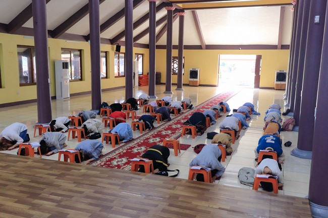 Awarding the 15th Wisdom Nurturing Scholarships in the North, Central and Southwest regions