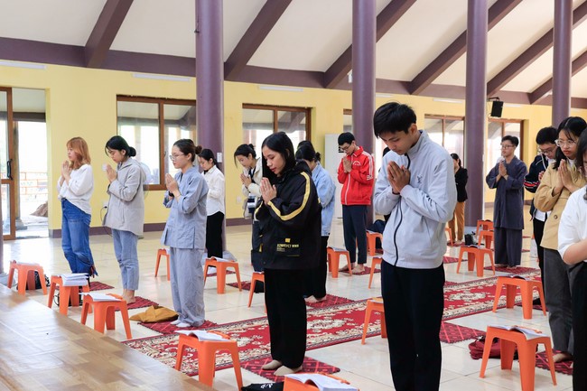 Awarding the 15th Wisdom Nurturing Scholarships in the North, Central and Southwest regions