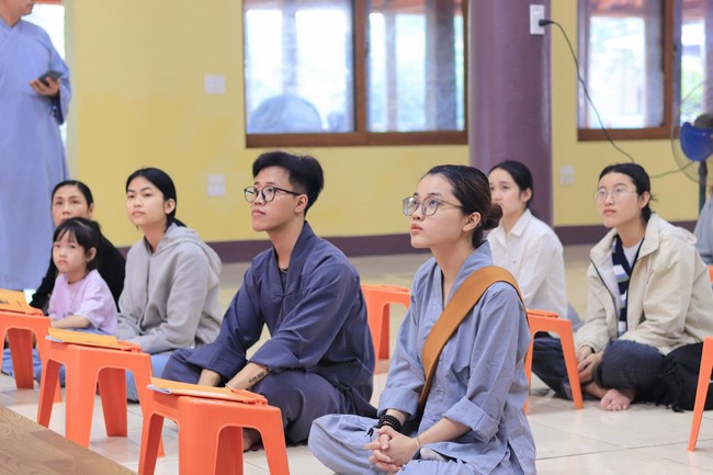 Awarding the 15th Wisdom Nurturing Scholarships in the North, Central and Southwest regions