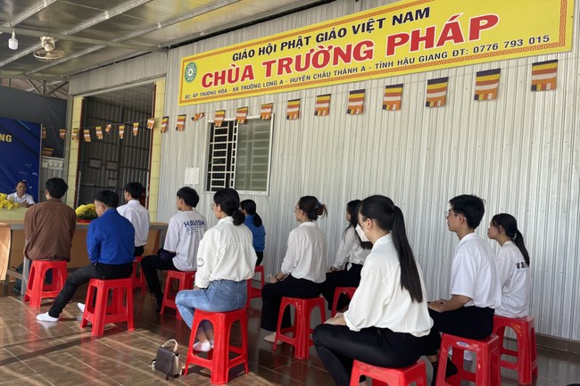 Awarding the 15th Wisdom Nurturing Scholarships in the North, Central and Southwest regions