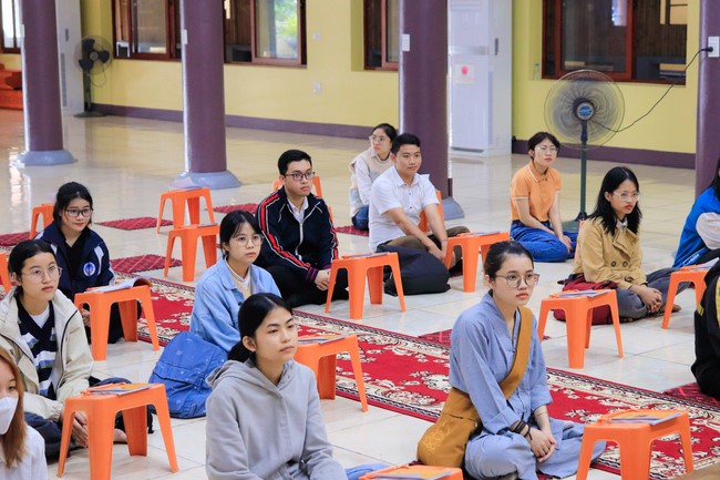 Awarding the 15th Wisdom Nurturing Scholarships in the North, Central and Southwest regions